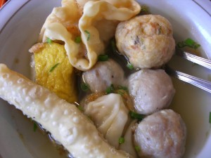 bakso dengan kuah kaldu gurih