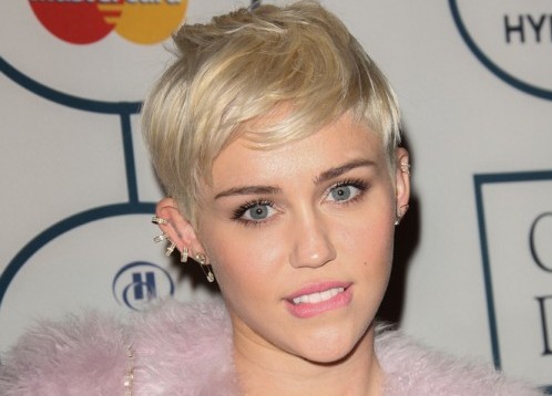 Miley Cyrus s Pixie frizuro Miley Cyrus s Pixie frizuro